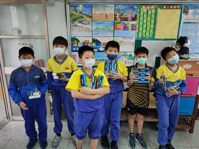 基隆市20日有到校的小学生，已自学校领得3剂快筛试剂。（基隆市政府提供／张志康基隆传真）