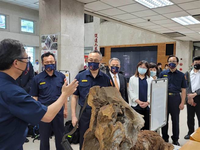 警政署长陈家钦检视警方查缉成果。(林郁平摄)