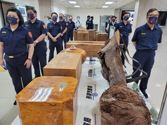 警方在今年1至4月共查获62件到伐林木案件，查扣大批赃物。(林郁平摄)