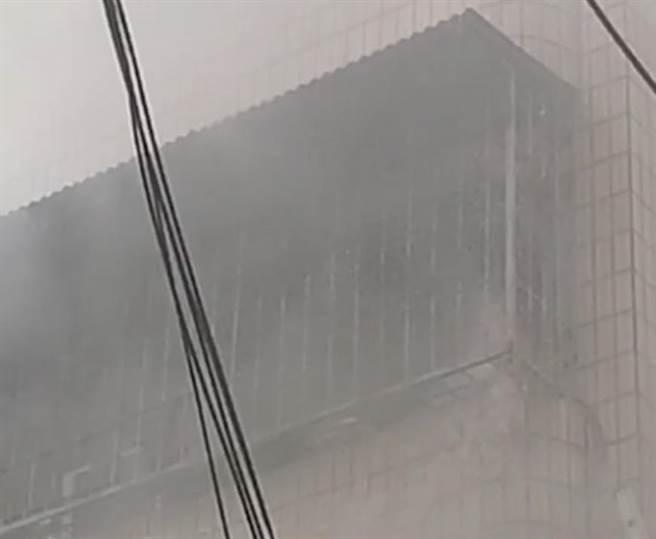 男童受困阳台，不断呼救。（翻摄照片／高雄洪靖宜传真）