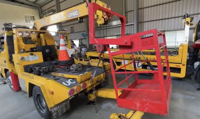 工程行人员开吊车协助救援。（翻摄照片／高雄洪靖宜传真）