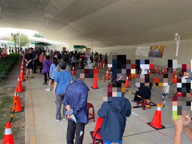 台中市府與台中榮總合作設置「大型PCR給藥得來速」，上午9時至中午止，中央公園站篩檢670人、診療146人。（台中榮總提供／盧金足台中傳真）