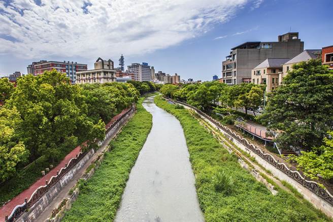 新竹縣治區內豆子埔溪沿線已完成汙水下水道系統，將能大幅減輕被家庭廢水汙染。（羅浚濱攝）
