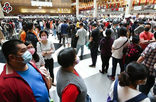 近期国内新冠肺炎疫情升温，传出有企业要求应徵者必须出示打完3剂疫苗的小黄卡或健保APP才可以参加面试。（报系资料照）