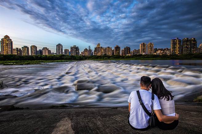 头前溪持续梅雨，水流量大，知名景点豆腐岩变「豆腐汤」，吸引民眾拍照打卡。（罗浚滨摄）