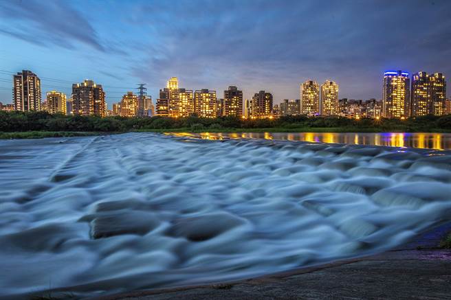 头前溪持续梅雨，水流量大，知名景点豆腐岩变「豆腐汤」，夜色迷人。（罗浚滨摄）