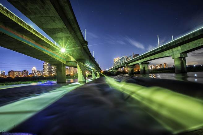 持续梅雨让头前溪水量大增，隆恩堰近来每天进水量都达20万吨满载。（罗浚滨摄）