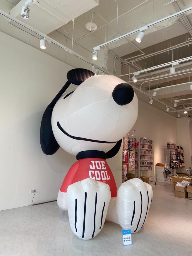 ATT e Life的「新娱乐动漫特区」则率先在31日前带来《Peanuts花生漫画》史努比快闪店，更有3只全球首次亮相3米高的不同造型史努比在等粉丝合照。（ATT e Life提供）