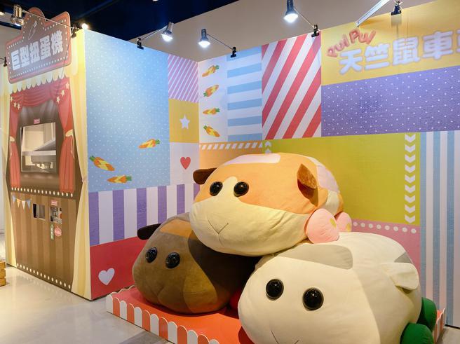 ATT e Life的「新娱乐动漫特区」6月12日前还有「天竺鼠车车期间限定快闪店」，打造了2米高「天竺鼠车车-马铃薯」气偶等五大打卡点。（ATT e Life提供）
