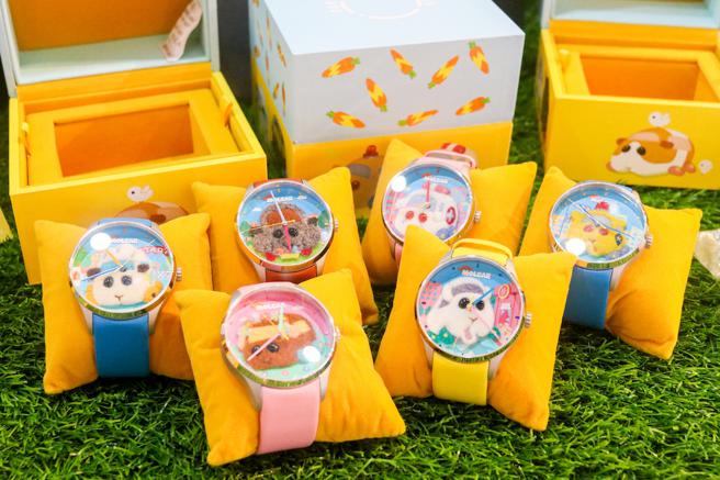 ATT e Life「新娱乐动漫特区」的「天竺鼠车车期间限定快闪店」，推出了全台限量1000支的《天竺鼠车车》与台湾创新腕表品牌「表非表」首次联名羊毛毡手工表，8000元。（ATT e Life提供）