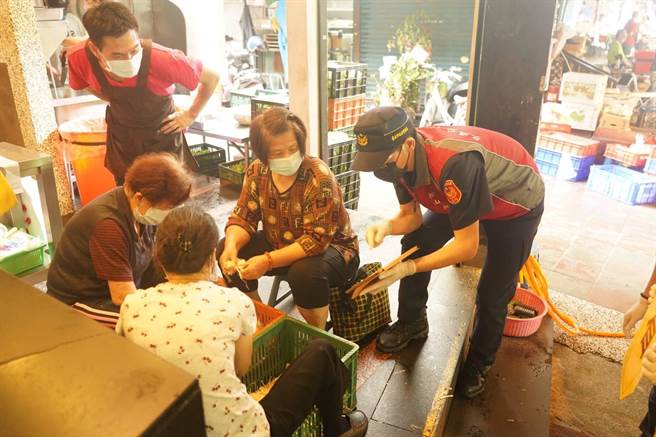 松山分局在易肇事路口及傳統市場周邊，進行動態交安宣導。(翻攝照片／林郁平台北傳真）