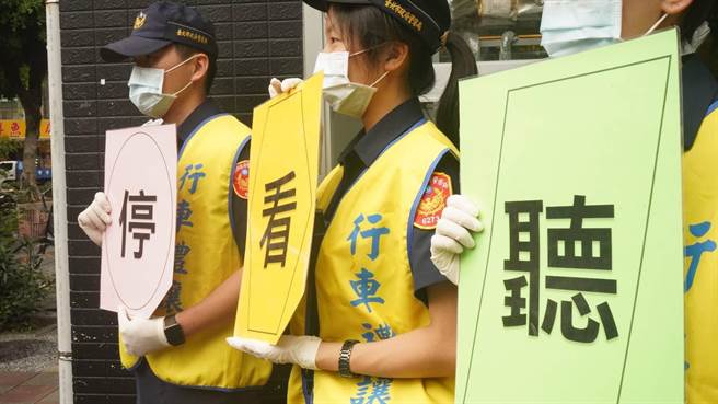 松山分局在易肇事路口及傳統市場周邊，進行動態交安宣導。(翻攝照片／林郁平台北傳真）