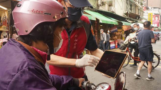 松山分局在易肇事路口及傳統市場周邊，進行動態交安宣導。(翻攝照片／林郁平台北傳真）