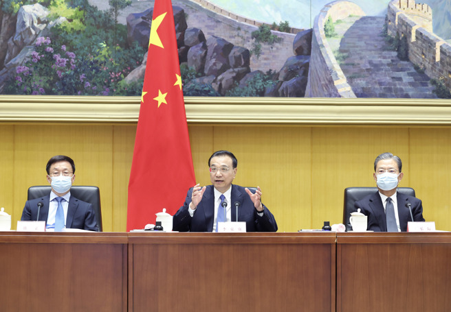 中共近期出台新规定禁止高官拥有海外资产，消息引发外界猜疑，但专家认为这只是持续推进反腐运动而已，与攻打台湾无关。图为中共国务院总理李克强（中）在廉政工作会议讲话。（图／新华社）