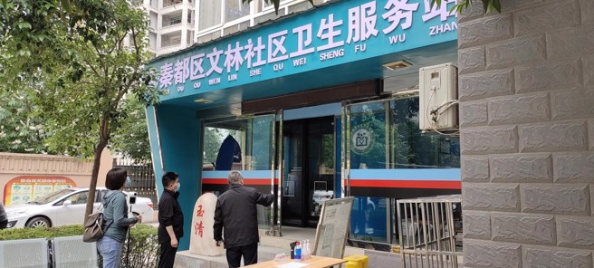 许文骏在咸阳秦都文林社区开办的卫生站。（图／方伟光）