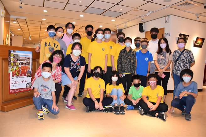 造橋鄉談文國小教導學生做好生活攝影，並在竹南鎮立美術館展出學生全部作品。（謝明俊攝）