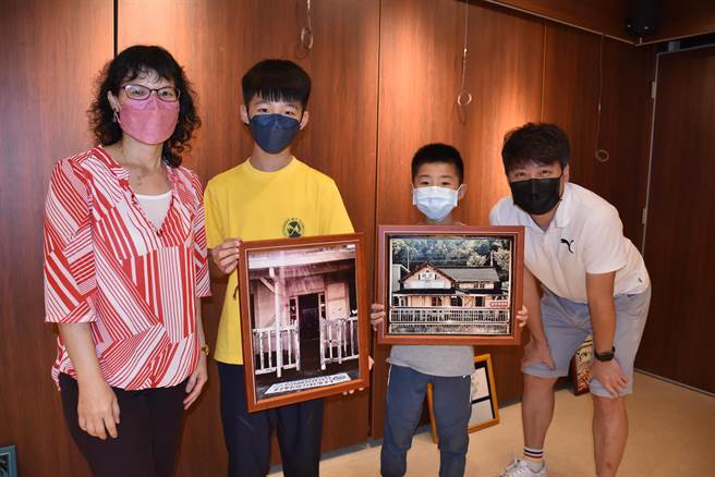 造橋談文國小校曾瑞雲（右）特別聘請攝影專家簡奕（左）教導學生拍出美照。（謝明俊攝）