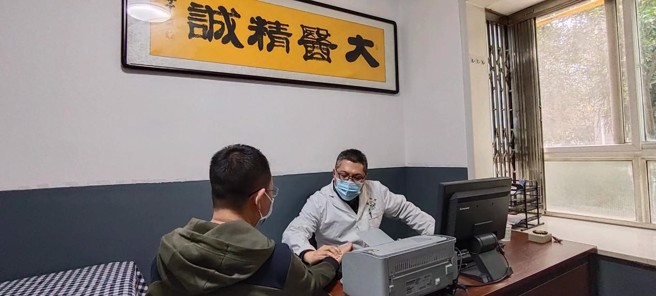 许文骏在社区卫生站看诊。（图／方伟光）