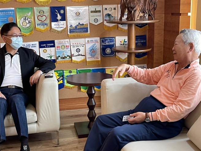 国民党徵召桃园市长参选人张善政下午拜会前市党部主委杨敏盛，杨建议他主动负荆请罪弭平反弹。(杨宗灏翻摄)