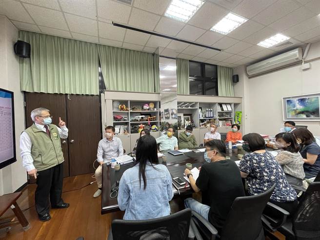 屏縣府緊急會議，宣布下周高中以下學校停課一周。(屏縣府提供)