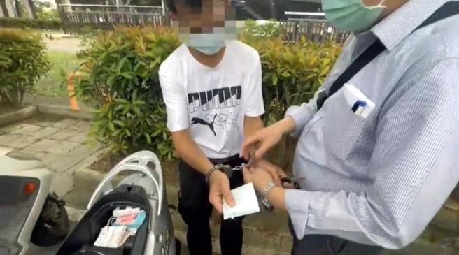  高雄市陈姓男子（左）3月起涉嫌假冒「台塑员工」在嘉义县连续犯下多起诈欺案，19日他再度搭高铁到嘉义犯案，被埋伏员警查获送办。（图/ 中央社）