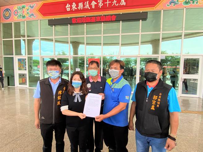 不满农委会凤梨释迦保险理赔不一，台东县农会理事长杨招信（中）、台东县青农联谊会长李建宽（右二）向台东县议长吴秀华（左二）递交陈情书。（蔡旻妤摄）