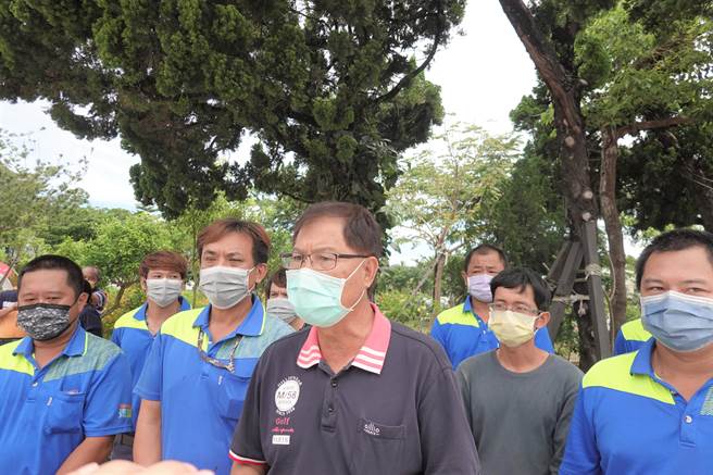 不满农委会凤梨释迦保险理赔不一，台东县农会理事长杨招信（中）20日率60位农民赴台东县议会陈情。（蔡旻妤摄）