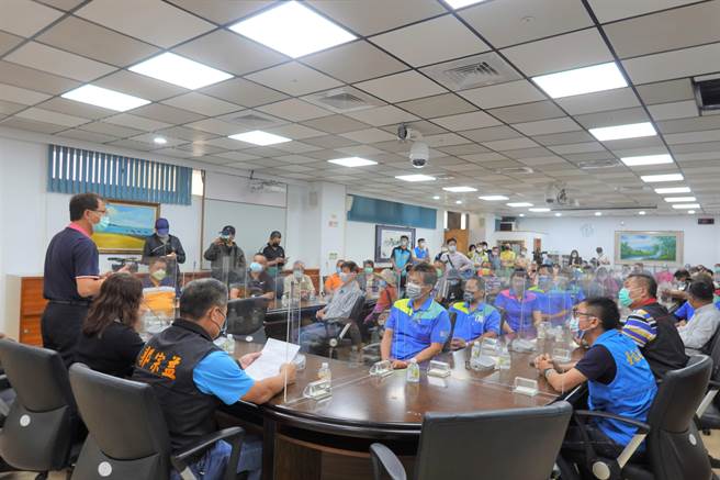 不满农委会凤梨释迦保险理赔不一，台东县农会理事长杨招信（左一）20日率60位农民赴台东县议会陈情。（蔡旻妤摄）