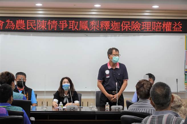 不满农委会凤梨释迦保险理赔不一，台东县农会理事长杨招信20日率60位农民赴台东县议会陈情。（蔡旻妤摄）