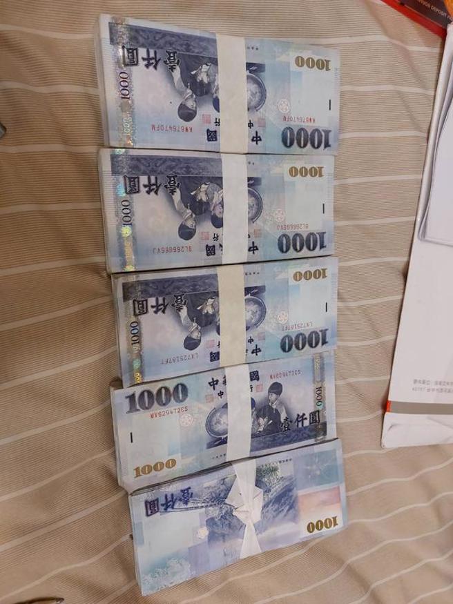 许姓管理顾问公司负责人和张姓业务以未上市公司股票作为假投资标的，诱骗投资人圈购未上市股票，诈得新台币2.3亿元，受害者达300多人，雄检讯问许男后声押获准。检调4月21日兵分多路前往桃园、台中市共5处搜索，扣得现金800多万元。（图/ 中央社）