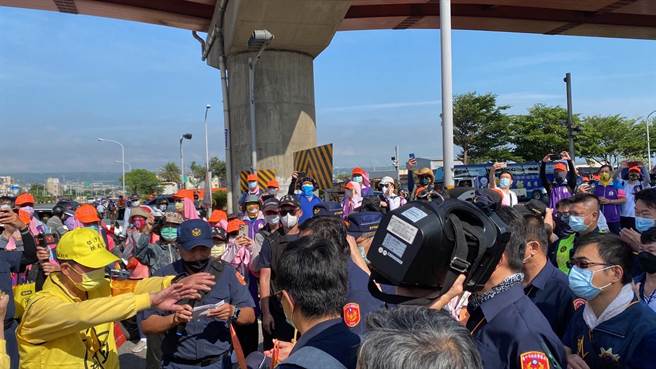 白沙屯遶境活动今日下午抵台中市乌日区，乌日警分局实施安全维护及沿线交通疏导，全程平安顺畅。（民眾提供／卢金足台中传真）