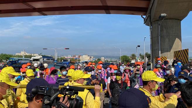 乌日警分局表示，这次动员警力94名警民力，沿线交通疏导，全程平顺。（民眾提供／卢金足台中传真）