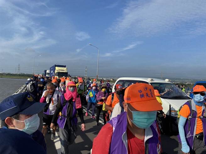 沿途簇拥的信眾人数约10万人，人、车虽多仍能保持交通顺畅。（民眾提供／卢金足台中传真）