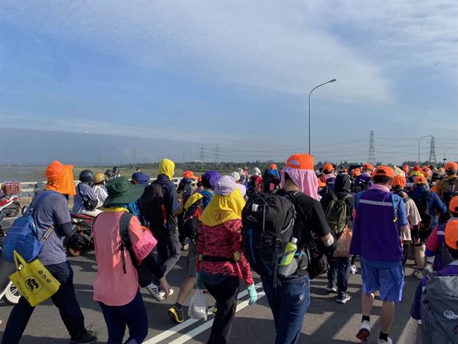 白沙屯遶境活动今日下午抵台中市乌日区，乌日警分局实施安全维护及沿线交通疏导，全程平安顺畅。（民眾提供／卢金足台中传真）