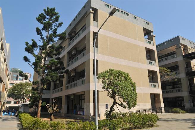 金门县府今天宣布，因应疫情高峰来到，县内高中、职和国中、小暨幼儿园，自5／23起停课1周，改採线上教学。（李金生摄）