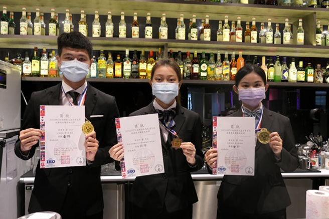 醒吾科大一年級蘇雋育(左)及鄭宜庭(右)榮獲2022 APHCA亞太盃傳統調酒組金牌；二年級吳志伶(中)獲得葡萄酒侍酒師服勤銅牌。(圖/醒吾科大提供)