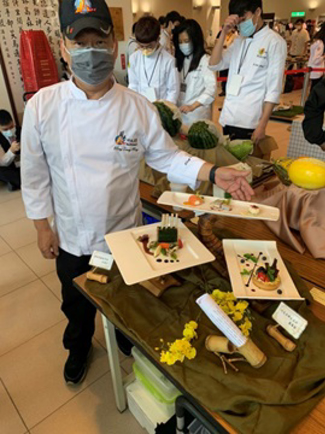 醒吾科大餐旅管理系王聰明老師展示「無國界料理廚藝展示-團體套餐組」得獎作品。(圖/醒吾科大提供)