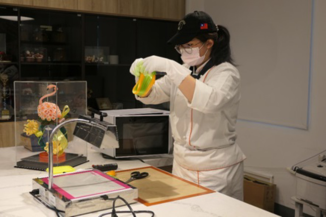 醒吾科大餐旅管理系一年級徐子涵，示範得獎作品製作過程。(圖/醒吾科大提供)