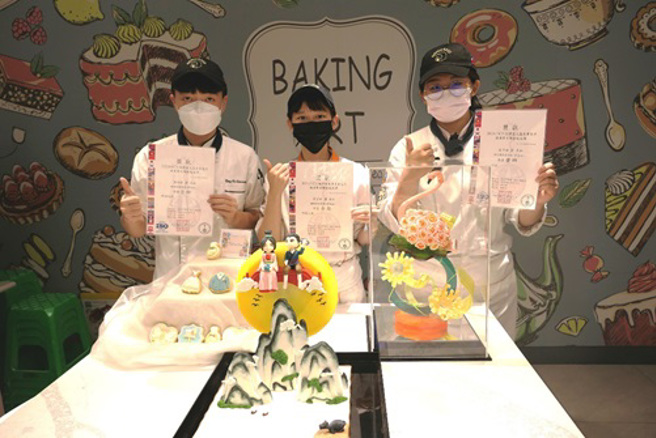 醒吾科大三位金牌得主，「婚禮糖霜餅乾」陳泓豫（左起）、「翻糖蛋糕裝飾」郭芷妤、「烘焙藝術展示組」徐子涵，三人開心分享奪金心得。(圖/醒吾科大提供)