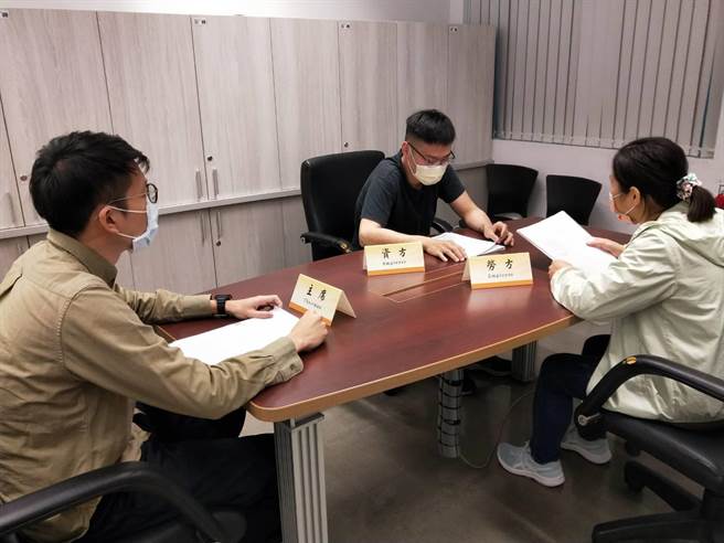 台中市劳工局提醒，企业实施无薪假应经过劳工同意，呼吁企业应落实，并检附相关资料与通报表件，通报劳工局。(劳工局提供／谢琼云台中传真)