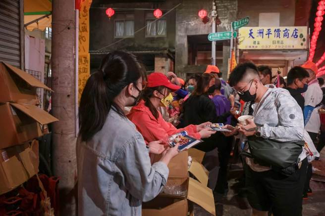 苗栗县通霄白沙屯拱天宫妈祖20日凌晨起驾出巡，纯萃生技捐赠一万份「防疫包」供信徒使用。（纯萃生技提供）