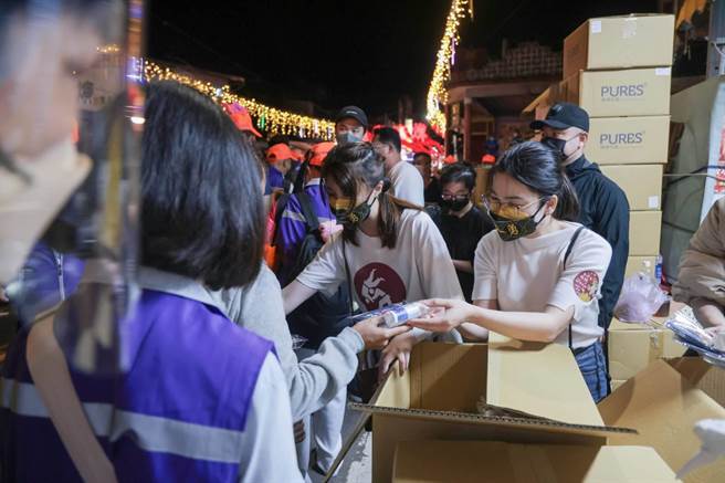 苗栗县通霄白沙屯拱天宫妈祖20日凌晨起驾出巡，纯萃生技捐赠一万份「防疫包」供信徒使用。（纯萃生技提供）