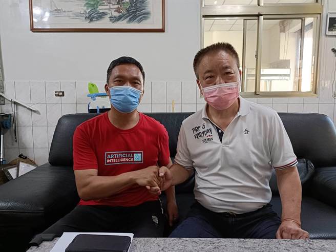 议员林庚壬（右）和还社里长陈泊羽共同发表声明，强调团结。（国民党彰化县党部提供／吴敏菁彰化传真）