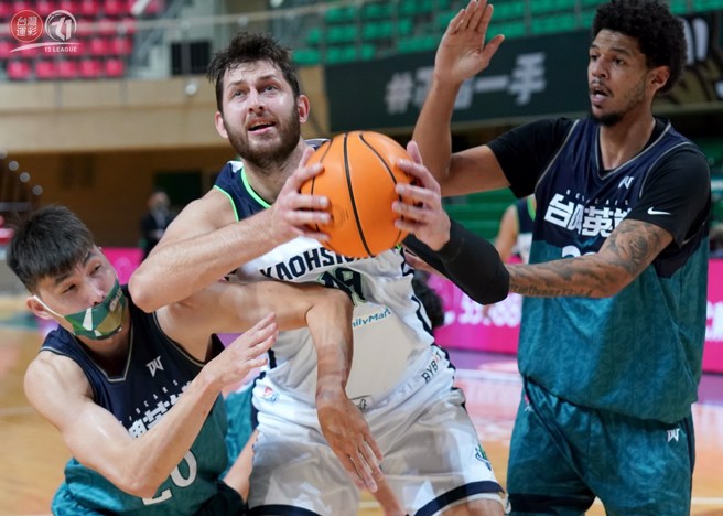 库萨斯(中)持球突破对方双人包夹准备上篮。(T1联盟提供)