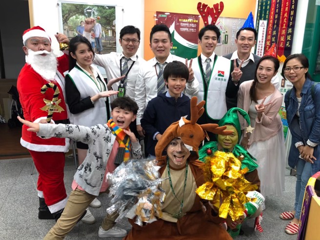 信義房屋中興民權店店長洪健元（後排左三）與分店夥伴也常舉辦活動與社區民眾同樂。(圖/信義房屋提供)