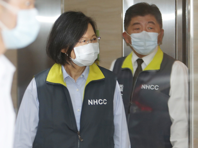 总统蔡英文（左）与中央疫情指挥中心指挥官陈时中。（资料照片，季志翔摄）