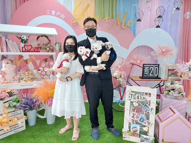 雖然疫情仍然嚴峻，但結婚潮不減，新北市今日有1468對新人完成登記，創近5年新高。（民政局提供）