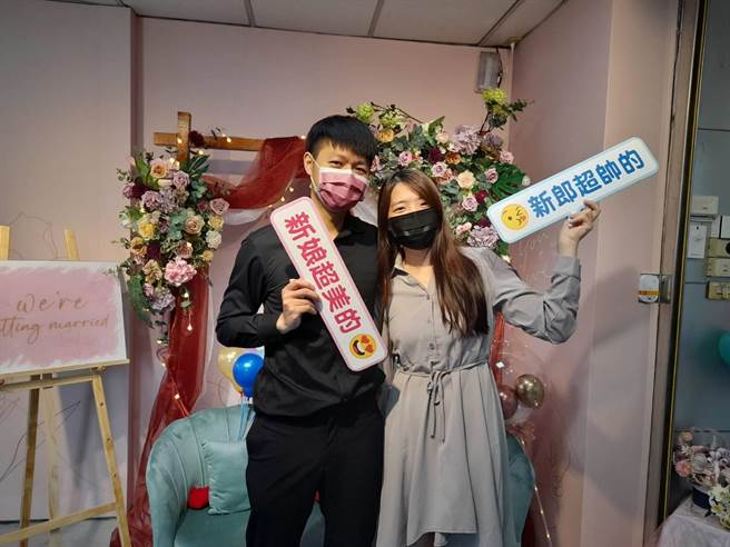 520夯日，新人到嘉義市戶政事務所登記結婚。（嘉義市政府提供／廖素慧嘉市傳真）