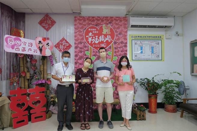 520甜蜜日，新人登記結婚獲贈金鏟子、對杯等好禮。（嘉義市政府提供／廖素慧嘉市傳真）