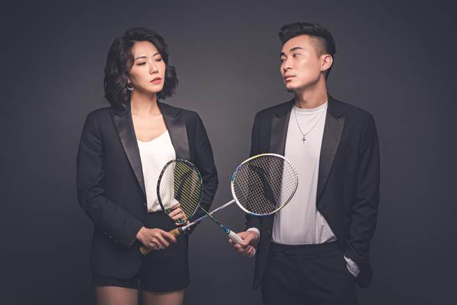 夫妻俩特地拿着羽球拍入镜，纪念彼此相遇。（韩国艺匠Artiz Studio提供）